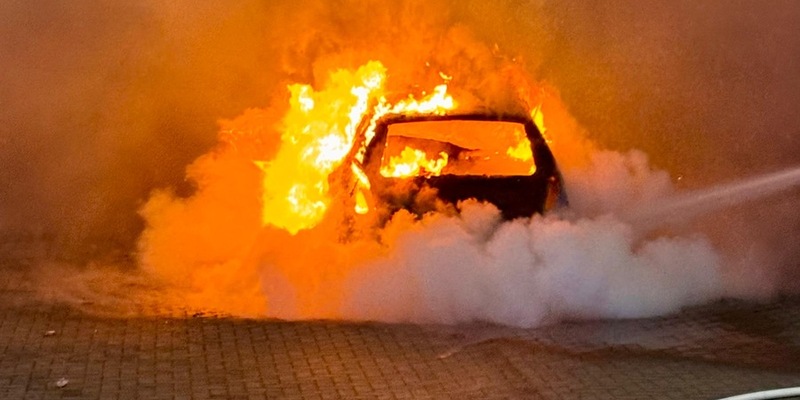 FW Bocholt: Fahrzeugbrand am Einfamilienhaus - Foto: presseportal.de