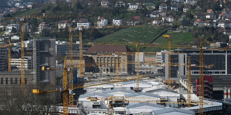 Die Stadt Stuttgart möchte frei werdende Bahnflächen rund um den Stuttgarter Hauptbahnhof für den Wohnungsbau nutzen - eine Gesetzesänderung erschwert das. (Archivbild) - Foto: Marijan Murat/dpa