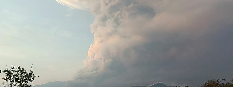 Über dem Vulkan liegt eine riesige Aschewolke in der Luft. - Foto: -/AP/dpa