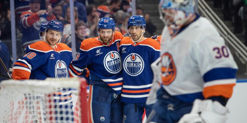 Leon Draisaitl (2.v.l.) erzielte den Siegtreffer in der Verlängerung. - Foto: AMBER BRACKEN/The Canadian Press/AP/dpa