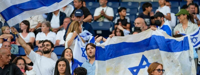 Am Donnerstag werden nur wenige Fans aus Israel erwartet. (Archivbild) - Foto: Rebecca Blackwell/AP