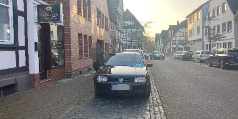 POL-HM: Polizei sucht Zeugen zu einem Verkehrsunfall - Verursacher flüchtig - Foto: presseportal.de