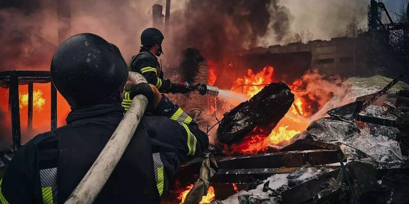 Nach längerer Pause hat das russische Militär unter anderem Marschflugkörper auf die Hauptstadt Kiew abgefeuert. - Foto: -/Ukrainischer Zivilschutzdienst/dpa
