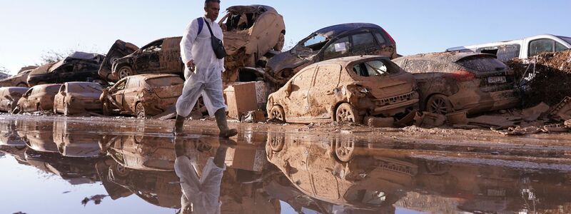 Auch zwei Wochen nach dem Jahrhundert-Unwetter ist kein Ende der Aufräumarbeiten in Sicht. - Foto: Alberto Saiz/AP