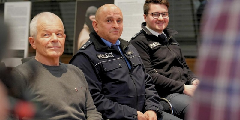 POL-DA: Darmstadt: Wanderausstellung Der Mensch dahinter eröffnet - Einsatzkräfte im Porträt - Foto: presseportal.de