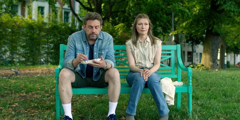 Stinknormal? Ganz besonders! Neue Comedy-Serie Die StiNos mit Sebastian Bezzel und Johanna Christine Gehlen startet am Freitag auf Joyn - Foto: Joyn, presseportal.de