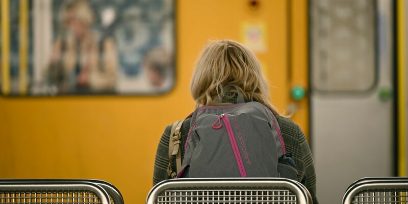 Die Berliner Grünen wollen die Sicherheit für weibliche Fahrgäste verbessern und schlagen spezielle Frauen-Abteile in der U-Bahn vor. (Archivbild) - Foto: Niklas Graeber/dpa