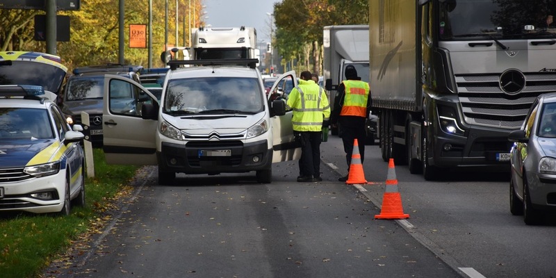 HZA-KR: Krefelder Zoll und Polizei kontrollieren Speditions- und Logistikbranche - Viele Verstöße und drei Festnahmen - Foto: presseportal.de
