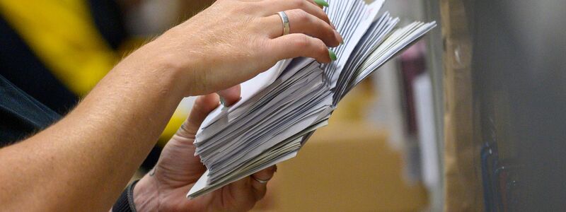 Eine Mitarbeiter der Deutschen Post sortiert in einem Zustellstützpunkt der Post Briefe. - Foto: Klaus-Dietmar Gabbert/dpa