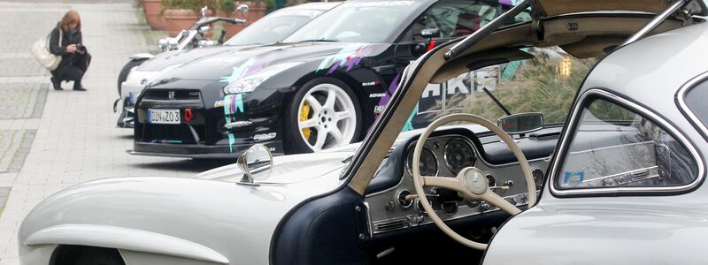 Ein Mercedes 300 SL von 1954 auf dem Gelände der Auto- und Tuningmesse «Essen Motor Show». - Foto: Roland Weihrauch/dpa