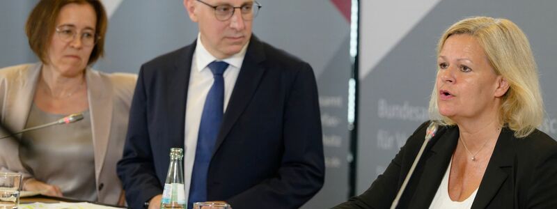 Sinan Selen und Silke Willems - hier bei einem Besuch von Bundesinnenministerin Nancy Faeser (SPD) beim Bundesamt für Verfassungsschutz im Sommer - sind Vizepräsidenten des Inlandsgeheimdienstes. Sie sollen die Behörde nun übergangsweise gemeinsam leiten. (Archivbild) - Foto: Henning Kaiser/dpa