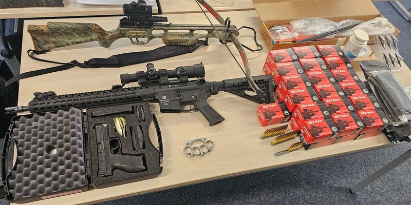 HZA-HST: Zahlreiche Waffen, Munition und Wertgegenstände sichergestellt ./. Stralsunder Zoll setzt Durchsuchungsbeschlüsse in der Reichsbürger-Szene um - Foto: presseportal.de