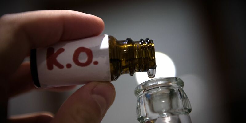 Das Landgericht Dresden hatte einen Mann verurteilt, der einer Bekannten heimlich K.o.-Tropfen ins Getränk gemischt und danach sexuelle Handlungen an ihr vollzogen haben soll. (Symbolbild) - Foto: Nicolas Armer/dpa