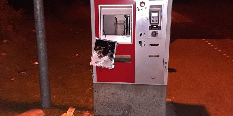 BPOL-HRO: Fahrkartenautomat aufgebrochen. Täter fliehen ohne Beute. - Foto: presseportal.de