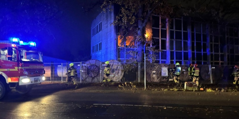 FW-PI: Brand in leerstehendem Gewerbegebäude | Brandausbreitung erfolgreich verhindert - Foto: presseportal.de