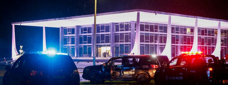 Sicherheitskräfte riegeln nach den Explosionen den Obersten Gerichtshof in Brasília ab. - Foto: Bruno Peres/Agencia Brazil/dpa