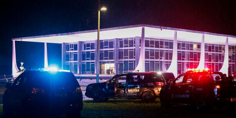 Sicherheitskräfte riegeln nach den Explosionen den Obersten Gerichtshof in Brasília ab. - Foto: Bruno Peres/Agencia Brazil/dpa