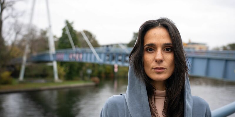 Im TV ist es ihr Revier: Schauspielerin Aybi Era vor dem Spreeufer. - Foto: Soeren Stache/dpa