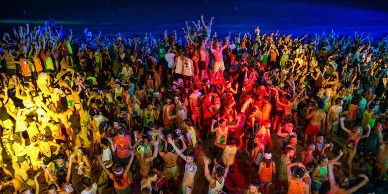 Bis zu 30.000 Gäste nehmen jeden Monat an der Full Moon Party in Koh Phangan teil. (Archivbild) - Foto: picture alliance / dpa