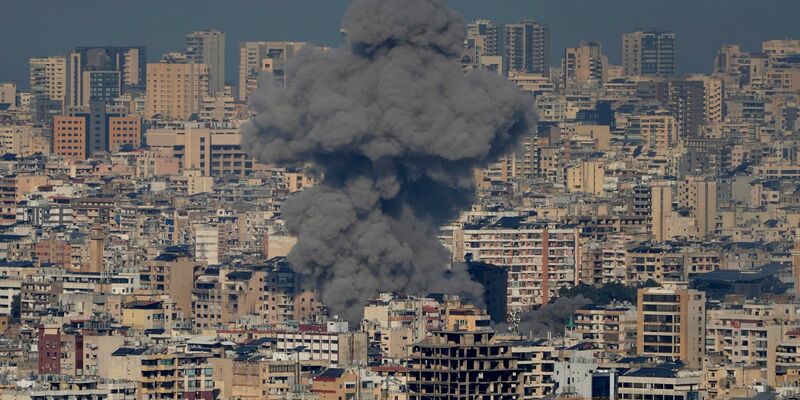 Fast täglich greift Israels Armee südlich von Beirut an, wo die Hisbollah stark vertreten ist. - Foto: Hussein Malla/AP/dpa/dpa