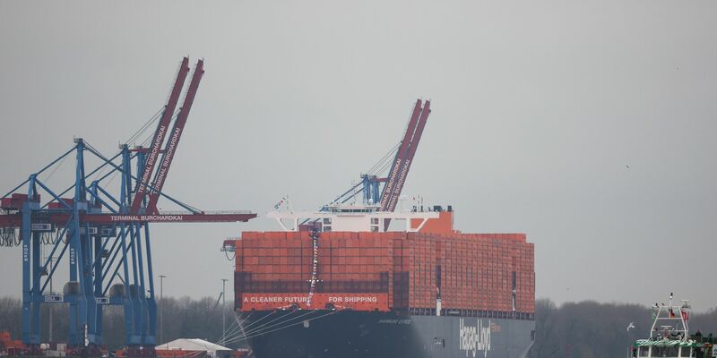 Die Hamburger Traditionsreederei Hapag-Lloyd hat im laufenden Jahr gut verdient. Wegen einer überraschend gestiegenen Nachfrage und höheren Frachtraten kam in den ersten neun Monaten ein Gewinn von rund 1,7 Milliarden Euro zusammen. (Archivbild) - Foto: Christian Charisius/dpa