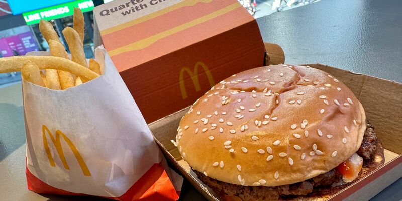 US-Behörden vermuten Zwiebeln in einem bestimmten Burger hinter dem Ausbruch. (Archivbild) - Foto: Richard Drew/AP/dpa