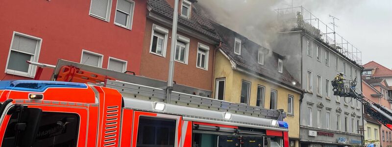 Bei dem Brand kamen zwei Menschen ums Leben, mindestens zwei wurden verletzt. - Foto: David Nau/dpa