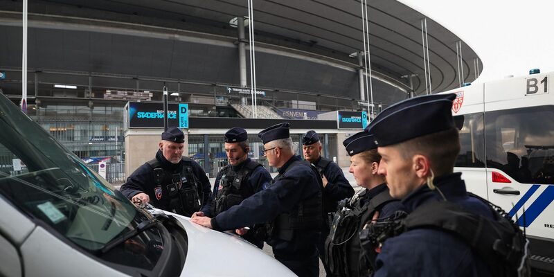 4.000 Polizisten sollen das Spiel in Paris sichern. - Foto: Franck Fife/AFP/dpa