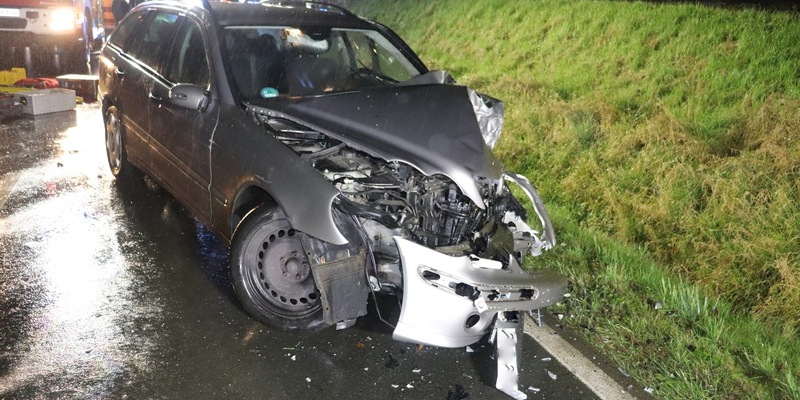 POL-HX: Im Gegenverkehr mit zwei Autos zusammengestoßen - Foto: presseportal.de