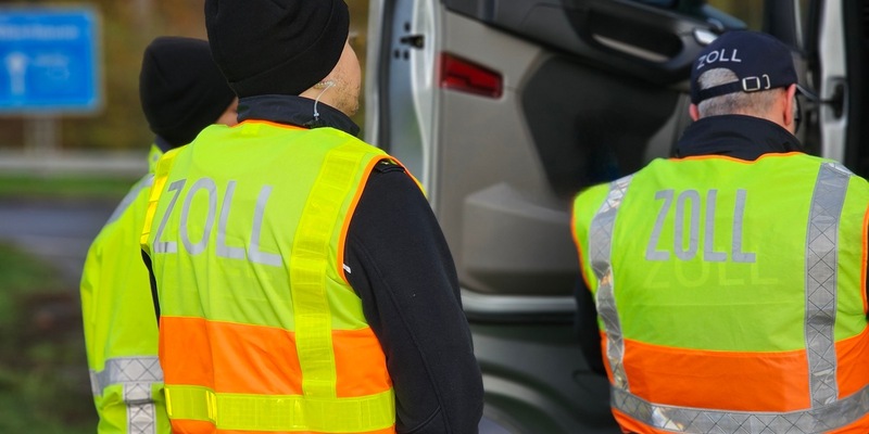 HZA-DU: Schwerpunktprüfung im Speditions-, Transport- und Logistikgewerbe in Duisburg und auf der Autobahn A3 - In 38 Fällen sind weitere Prüfungen erforderlich - Foto: presseportal.de