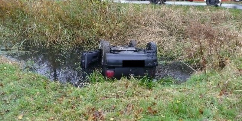 POL-CUX: Verkehrsunfall in Bülkau - Frau kommt mit ihrem PKW aufgrund einer Ölspur von der Fahrbahn ab, landet in einem Graben und verletzt sich hierdurch leicht (Lichtbild in der Anlage) - Foto: presseportal.de