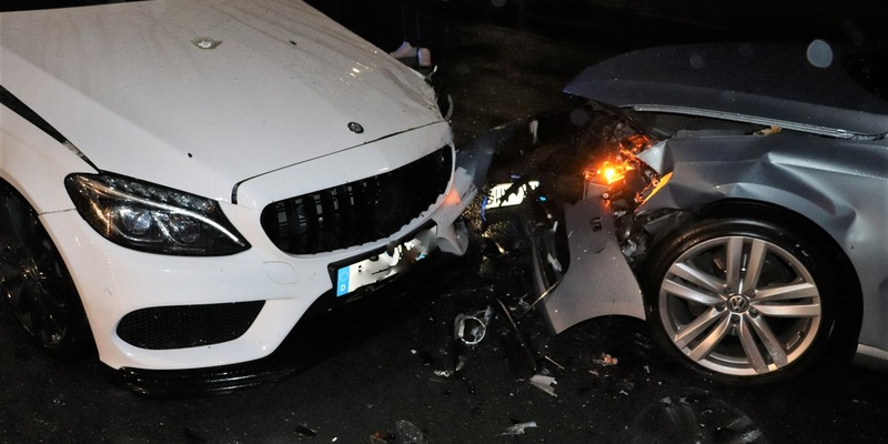 POL-HX: Beim Abbiegen Gegenverkehr übersehen: 70.000 Euro Schaden - Foto: presseportal.de