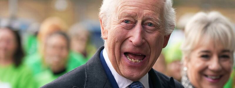 Mit einem breiten Lächeln traf König Charles bei dem Verteilzentrum für überschüssige Lebensmittel ein.  - Foto: Aaron Chown/PA/AP/dpa