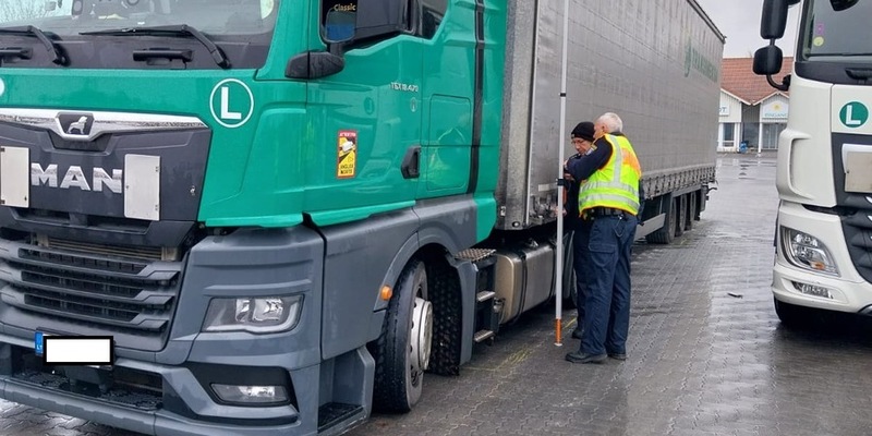 POL-KB: Diemelstadt - Schwerpunktkontrollen der Polizei im Rahmen der europäischen Aktionswoche ROADPOL Truck and Bus, alter Linienbus stillgelegt - Foto: presseportal.de
