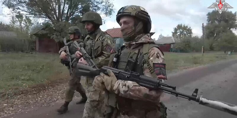 Russische Soldaten in einem Dorf im Grenzgebiet Kursk - nicht immer waren sie zum Schutz der Bewohner dort, wie ein Minister nun einräumte. (Archivbild) - Foto: Uncredited/Rusian Defense Ministry Press Service via AP/dpa