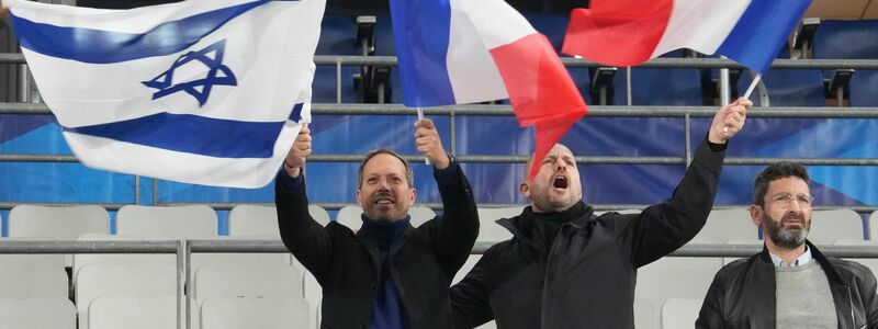 Im Stade de France blieben viele Ränge leer. - Foto: Michel Euler/AP/dpa