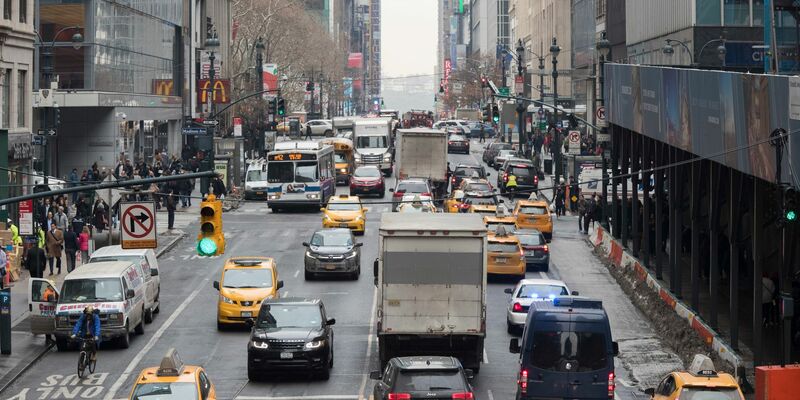 Autos ohne Ende - in Manhattan bislang Alltag. (Archivbild) - Foto: Mary Altaffer/AP/dpa