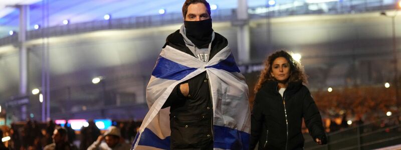 Israel-Fans reisten einem Bericht zufolge mit eigenen Bussen und Polizeigeleit ab. - Foto: Aurelien Morissard/AP/dpa