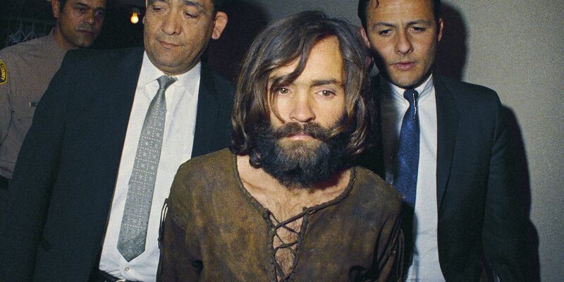 Eine Doku-Serie über Charles Manson enthält bisher unveröffentlichte Telefonate mit dem früheren Sektenführer. (Archivbild)  - Foto: -/AP/dpa