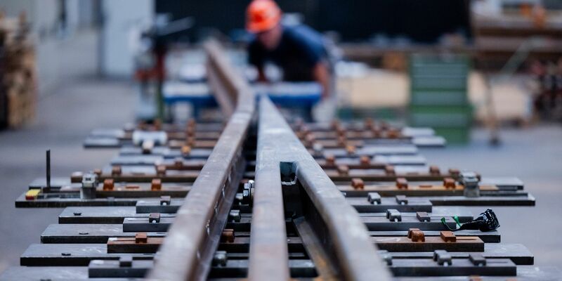 Trotz guter Geschäfte bei der Infrastruktur ging der Umsatz der Bahnindustrie im ersten Halbjahr zurück. (Archivbild) - Foto: Rolf Vennenbernd/dpa