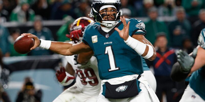 Quarterback Jalen Hurts gewinnt mit Philadelphia das Spitzenspiel gegen Washington. - Foto: Laurence Kesterson/AP/dpa