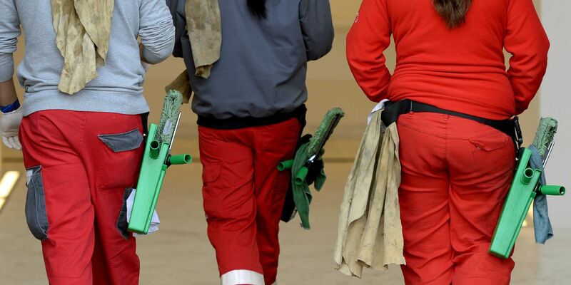 Beschäftigte in der Gebäudereinigung bekommen mehr Geld. (Archivbild) - Foto: Ralf Hirschberger/dpa-Zentralbild/dpa