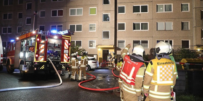 FW Dresden: Wohnungsbrand - Einsatzkräfte retten Bewohner über Balkon und bekämpfen Vollbrand - Foto: presseportal.de