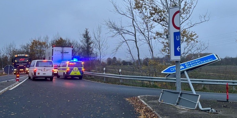 POL-CUX: Sattelzug-Fahrer beschädigt bei missglücktem Abbiegemanöver an der Anschlussstelle Altenwalde der BAB27 mehrere Straßenschilder und seinen Sattelzug (Foto in der Anlage) - Foto: presseportal.de