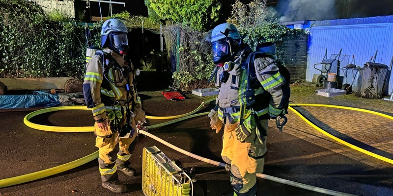 FW-EN: Gartenlaubenbrand direkt neben der Bahnlinie - 3 Personen mit Rauchgasvergiftung - Beeinträchtigung der Bahnstrecke - Foto: presseportal.de