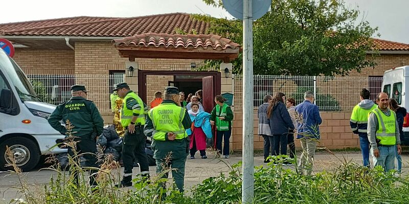Zahlreiche Rettungskräfte waren im Einsatz. - Foto: Ferran Mallol/AP