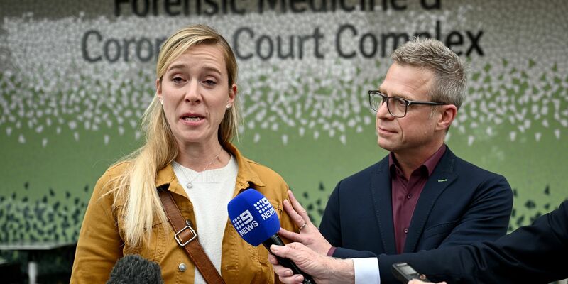 Für die Anhörung waren Simone Strobels Geschwister extra aus Deutschland angereist. Hier ist die Schwester von Simone Strobel mit einer Unterstützerin zu sehen. - Foto: Bianca De Marchi/AAP/dpa
