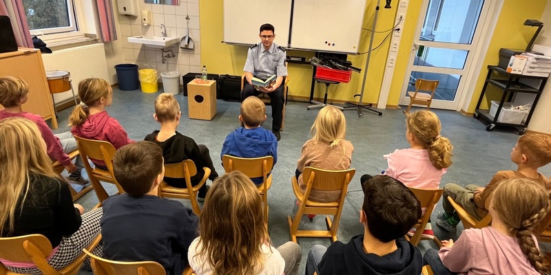 POL-PB: Polizei Paderborn engagiert sich beim bundesweiten Vorlesetag - Foto: presseportal.de