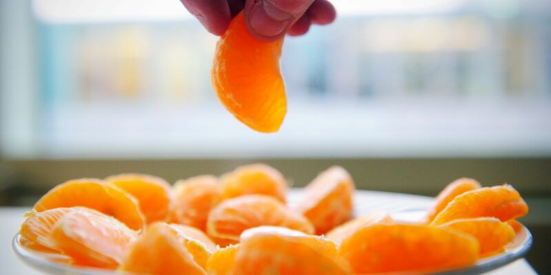 Die Mandarinen-Preise könnten nach den heftigen Unwettern in Spanien Experten zufolge steigen. - Foto: Nicolas Armer/dpa