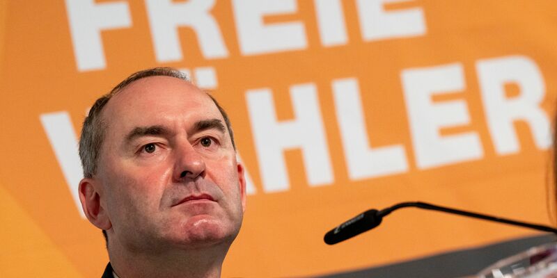 Mit Kommunalpolitikern als Zugpferden will Hubert Aiwanger das Berlin-Ticket lösen. - Foto: Peter Kneffel/dpa